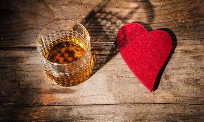 Τελικά κάνει καλό το αλκοόλ στην καρδιά; Από τι εξαρτάται